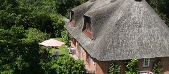 Idyllic thatched house directly on the Eider dike for 2 to 10 people