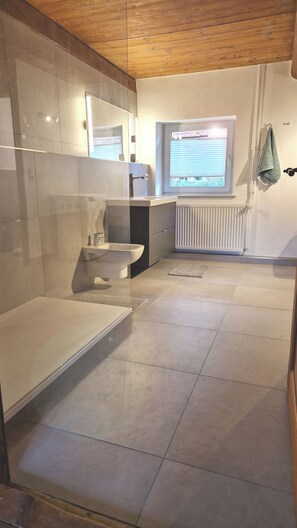 Dusche, Haartrockner, Bidet