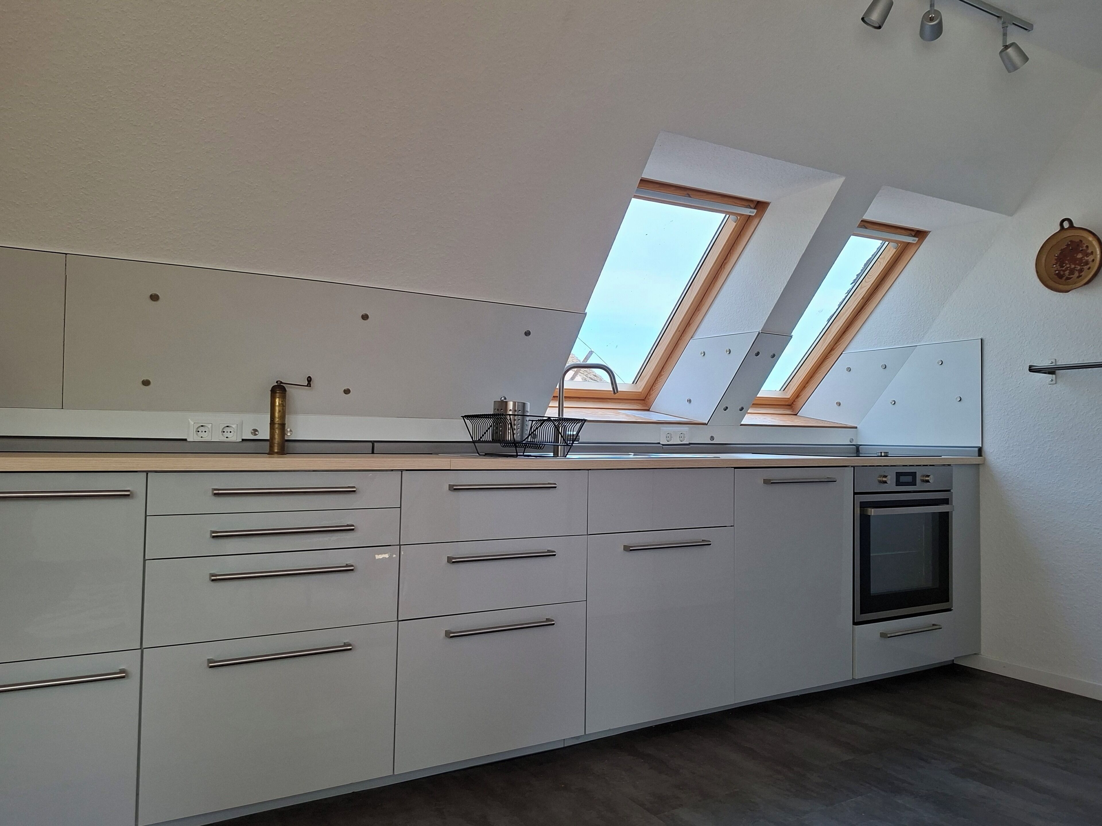 Wasserkocher mit Kaffee-/Teezubehör, Kühlschrank, Mikrowelle, Ofen