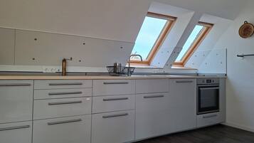 Wasserkocher mit Kaffee-/Teezubehör, Kühlschrank, Mikrowelle, Ofen