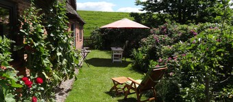 Idyllic thatched house directly on the Eider dike for 2 to 10 people