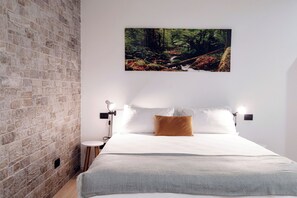 Classic Studio, Balcony | Down comforters, free WiFi, bed sheets