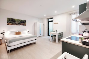 Estudio clásico, balcón | Edredones de plumas, wifi gratis, ropa de cama