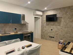 Classic Studio, Balcony | Living area | 43-inch flat-screen TV with digital channels - Victoria Studio 1  (Como)