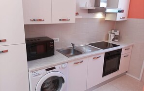 Geladeira, fogão, cooktop, cafeteira/chaleira