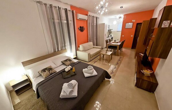 Iron/ironing board, travel crib, free WiFi, bed sheets