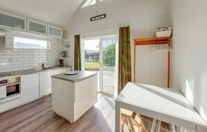 Jääkaappi, uuni, liesi, astianpesukone