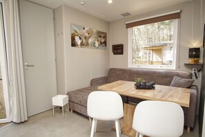 Una televisión, una mesa de tenis de mesa, un reproductor estéreo