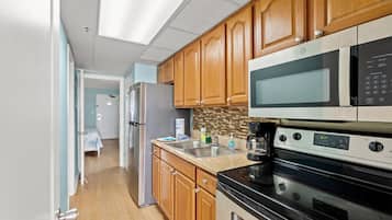 Frigorifero, microonde, forno, piano cottura