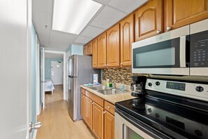 Fridge, microwave, oven, stovetop - Direct Oceanfront Condo with King Bed and Pools (Myrtle Beach)