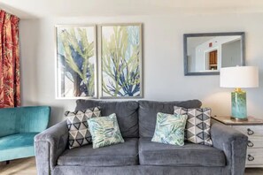 Smart-tv, ett bordtennisbord, böcker och en stereo