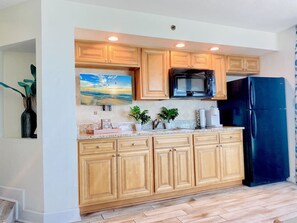 Kühlschrank, Mikrowelle, Herdplatte, Wasserkocher mit Kaffee-/Teezubehör