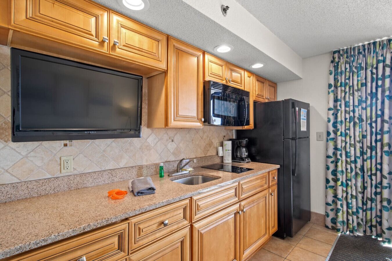 Réfrigérateur, micro-ondes, plaque de cuisson, cafetière/bouilloire