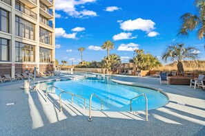 Innendørsbasseng og et oppvarmet basseng