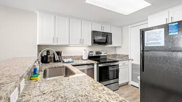 Frigorifero, microonde, forno, piano cottura