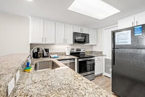 Kjøleskap, mikrobølgeovn, ovn og kokeplater