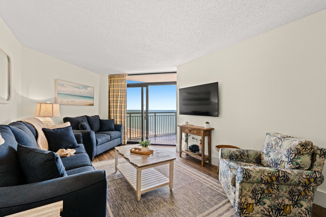 Smart TV, books, stereo, offices