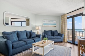 Téléviseur connecté, livres, chaîne audio, bureau