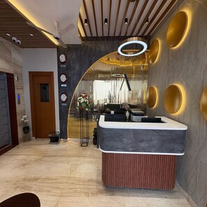 ฝ่ายต้อนรับ