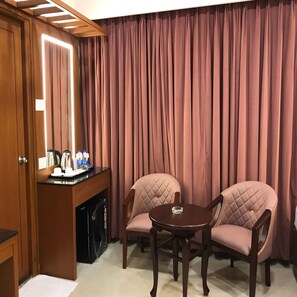 Ropa de cama de alta calidad, escritorio, wifi gratis y ropa de cama 