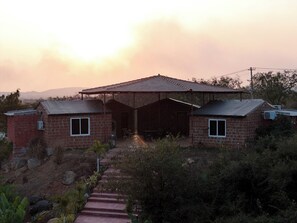 Bureau, espace de travail pour ordinateur portable, Wi-Fi gratuit