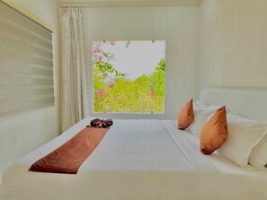 Bureau, espace de travail pour ordinateur portable, Wi-Fi gratuit