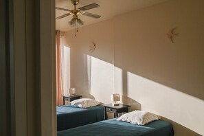 2 makuuhuonetta, silitysrauta/-lauta, vauvan matkasänky, ilmainen Wi-Fi