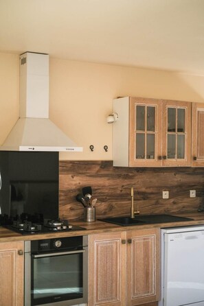 Jääkaappi, mikroaaltouuni, uuni, astianpesukone