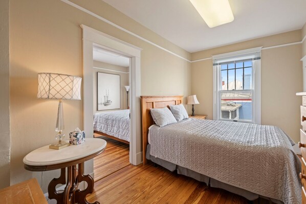 4 habitaciones, escritorio y tabla de planchar con plancha