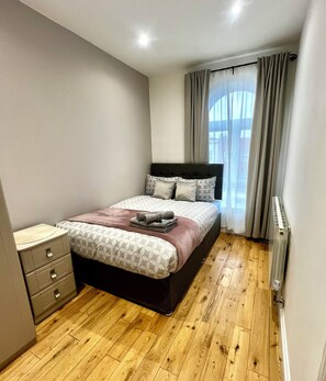 2 bedrooms, iron/ironing board, WiFi