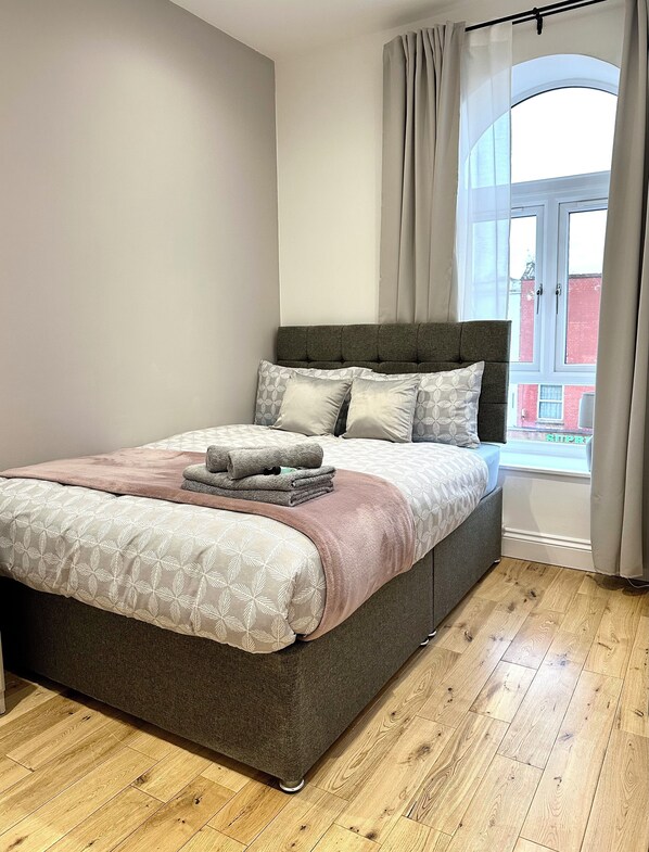 2 bedrooms, iron/ironing board, WiFi