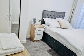 1 habitación, tabla de planchar con plancha, wifi y ropa de cama