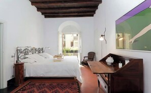 5 habitaciones, escritorio y tabla de planchar con plancha