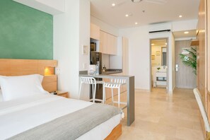 1 dormitorio, tabla de planchar con plancha, wifi y ropa de cama