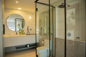 Een douche, een haardroger, handdoeken