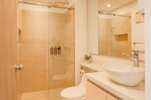 Suihku, hiustenkuivaaja, pyyhkeet