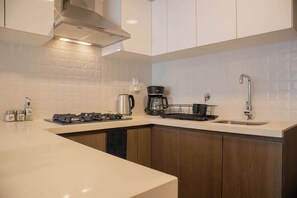 Geladeira, micro-ondas, cooktop, cafeteira/chaleira