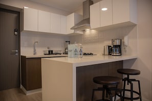 Modern, fully equipped kitchen - w* | Stylish 1BR with Balcony in Miraflores (Miraflores)