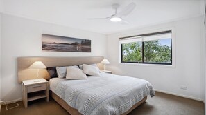 2 bedrooms, iron/ironing board, Internet, bed sheets - 306 South Pacific Apartments (PORT MACQUARIE)