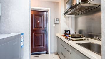 Standard Double Room, City View | Private kitchen | Microwave, cookware/dishes/utensils