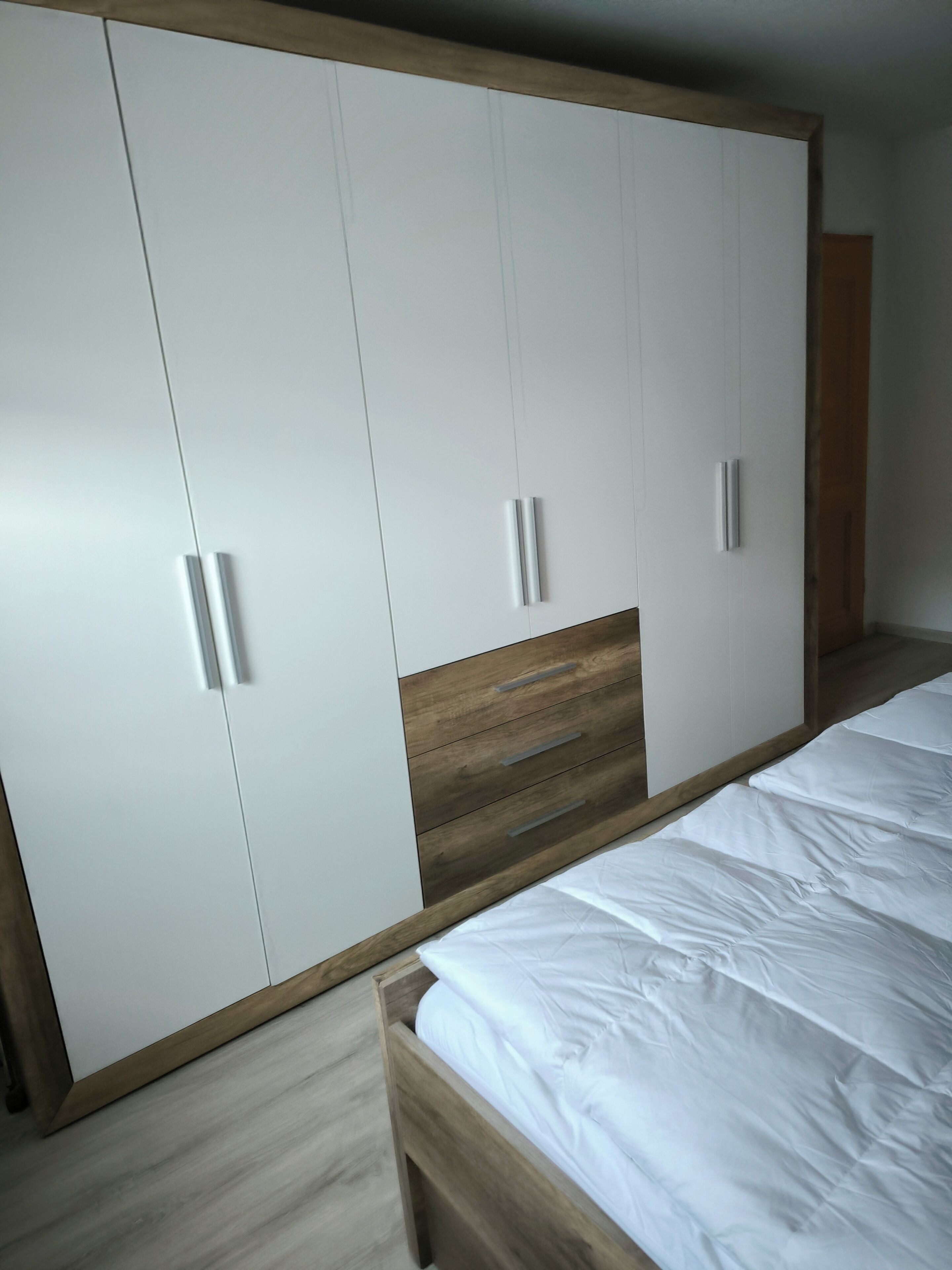 4 多间卧室、办公桌、免费 WiFi、床单