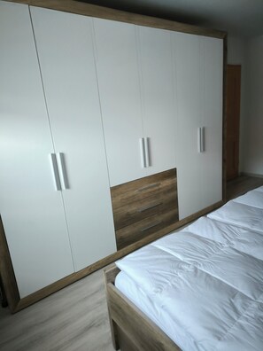 4 bedrooms, desk, free WiFi, bed sheets