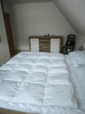 4 bedrooms, desk, free WiFi, bed sheets