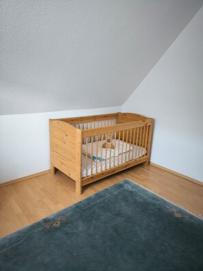 4 bedrooms, desk, free WiFi, bed sheets
