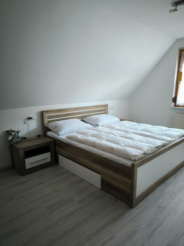 4 bedrooms, desk, free WiFi, bed sheets