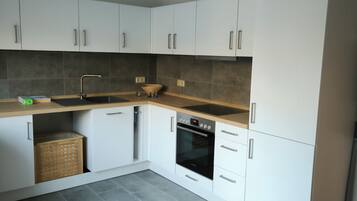 Een koelkast, een kookplaat, een koffiezetapparaat/waterkoker