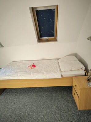 4 bedrooms, desk, free WiFi, bed sheets