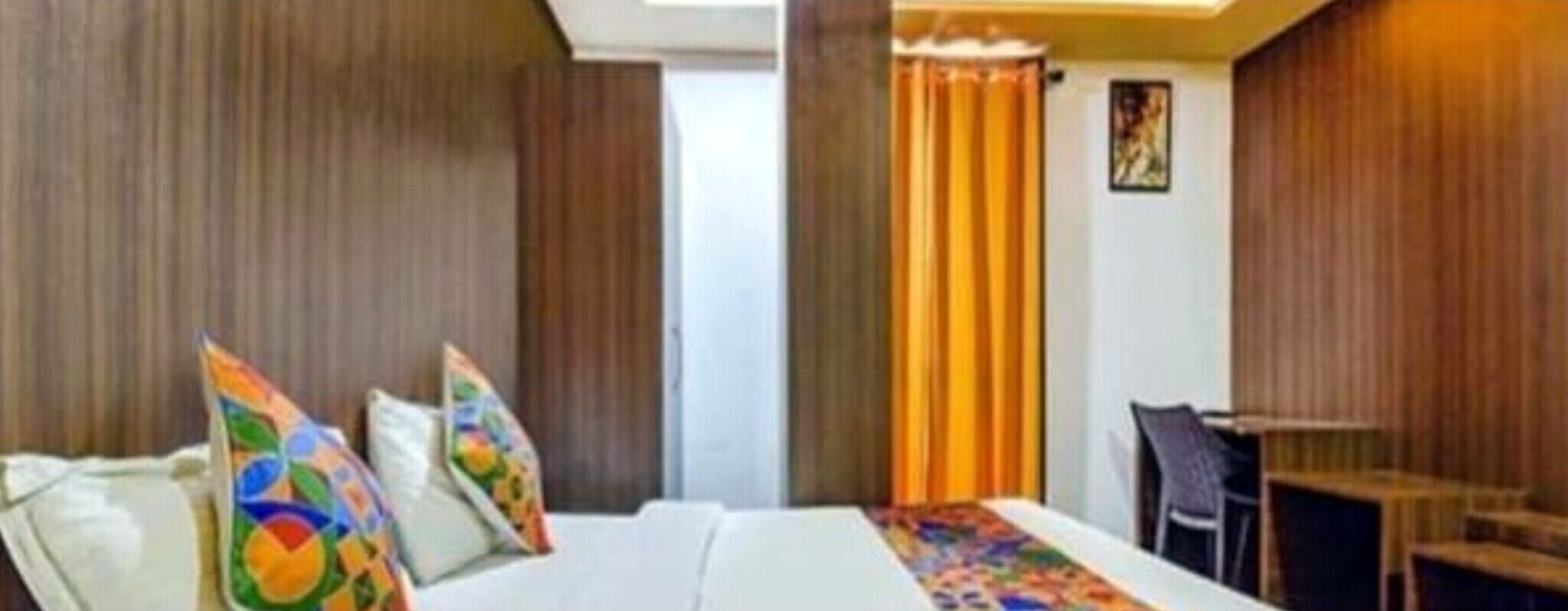Ein Hotelzimmer mit einem Bett, einem kleinen Tisch und einem Sessel.