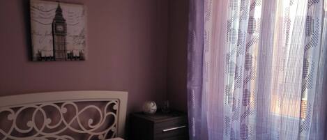 2 عدّة غرف نوم وواي فاي وملاءات أسرّة