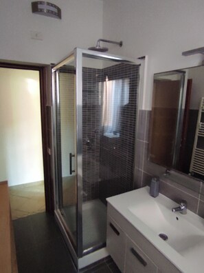 Shower, hair dryer, bidet, towels - Sea View Ladispoli: 50m from the sea, in the center, close to all services! (Ladispoli)
